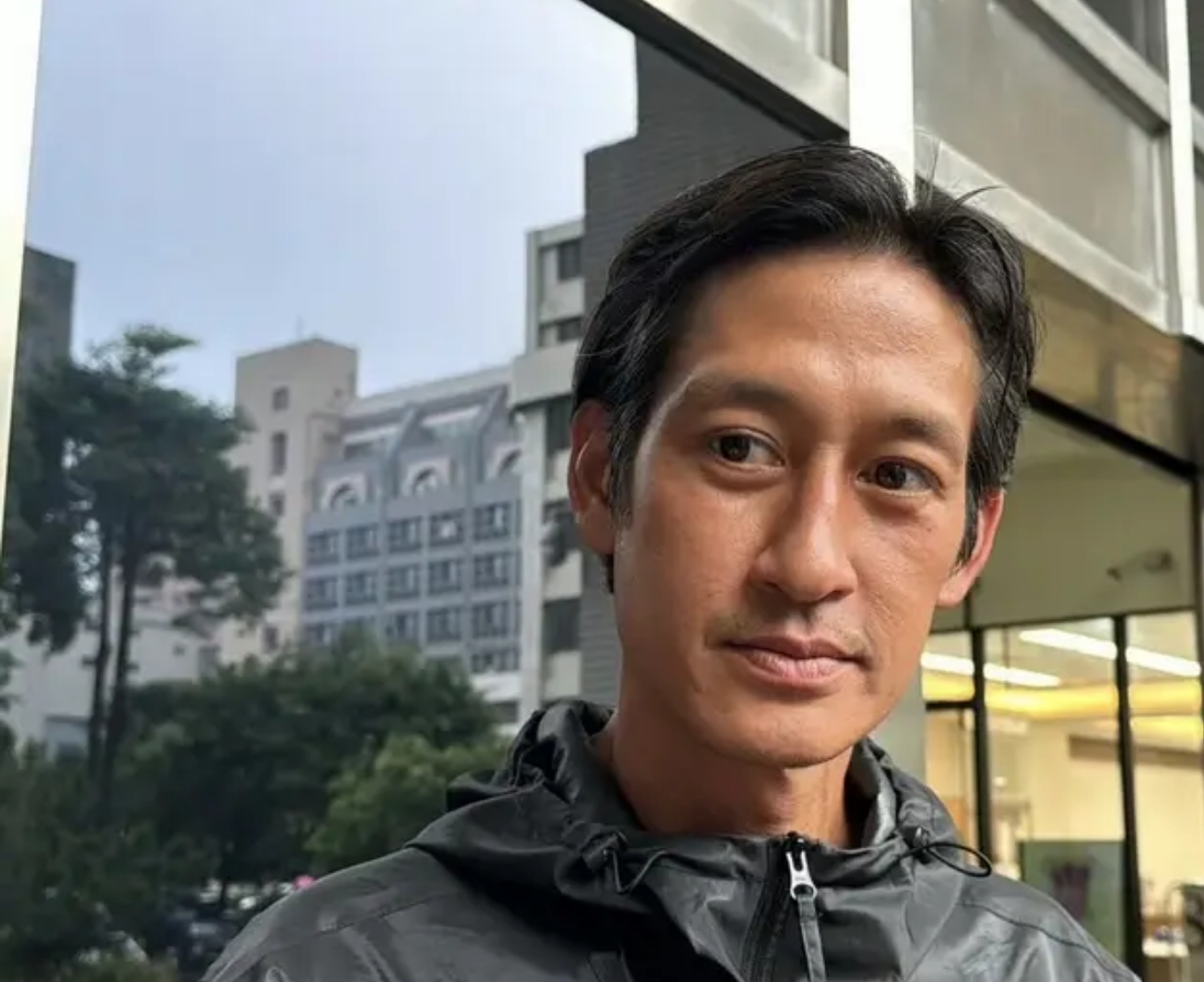台媒曝男星唐治平彻底失常！街头游荡想攻击小孩 母亲自杀23天不认遗体