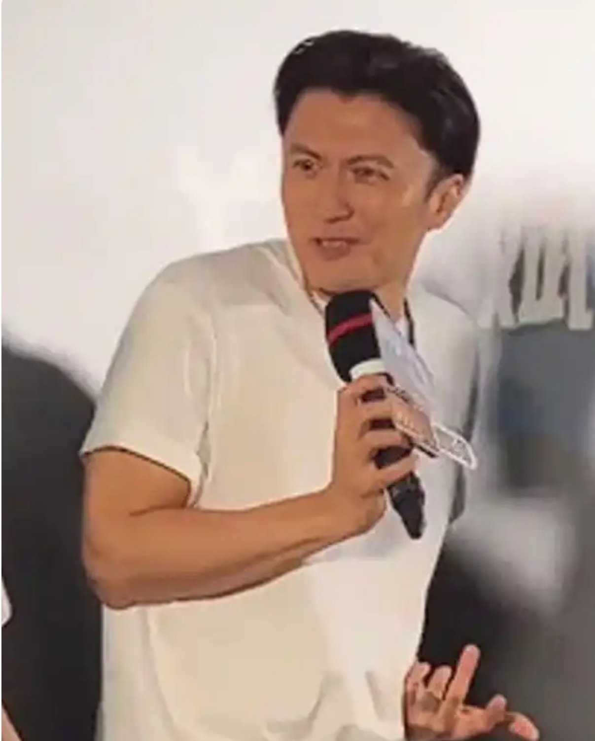 王阳明拒绝和粉丝比爱心 说自己不比娘炮动作引争议