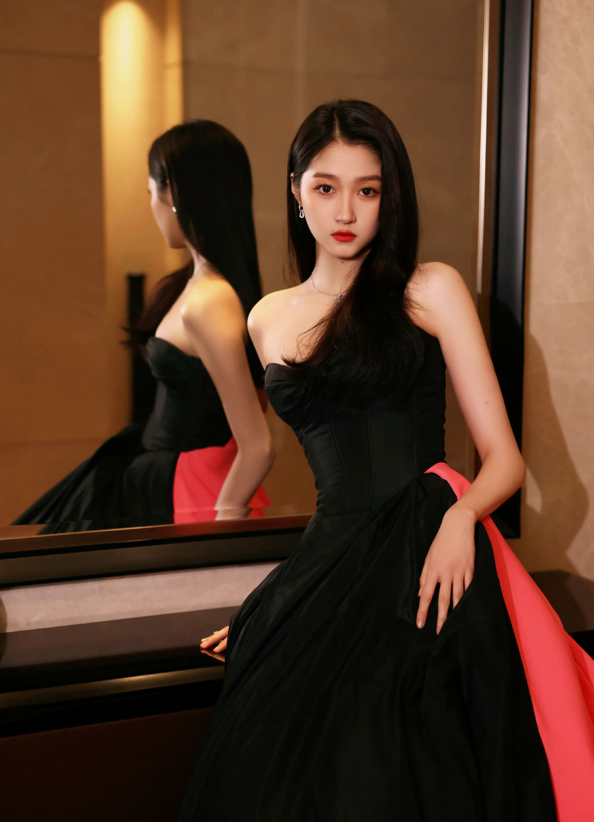 001OXMtPgy1h9ij8tvcghj62vc3z4b2902.jpg 关晓彤国剧盛典/壹号娱乐