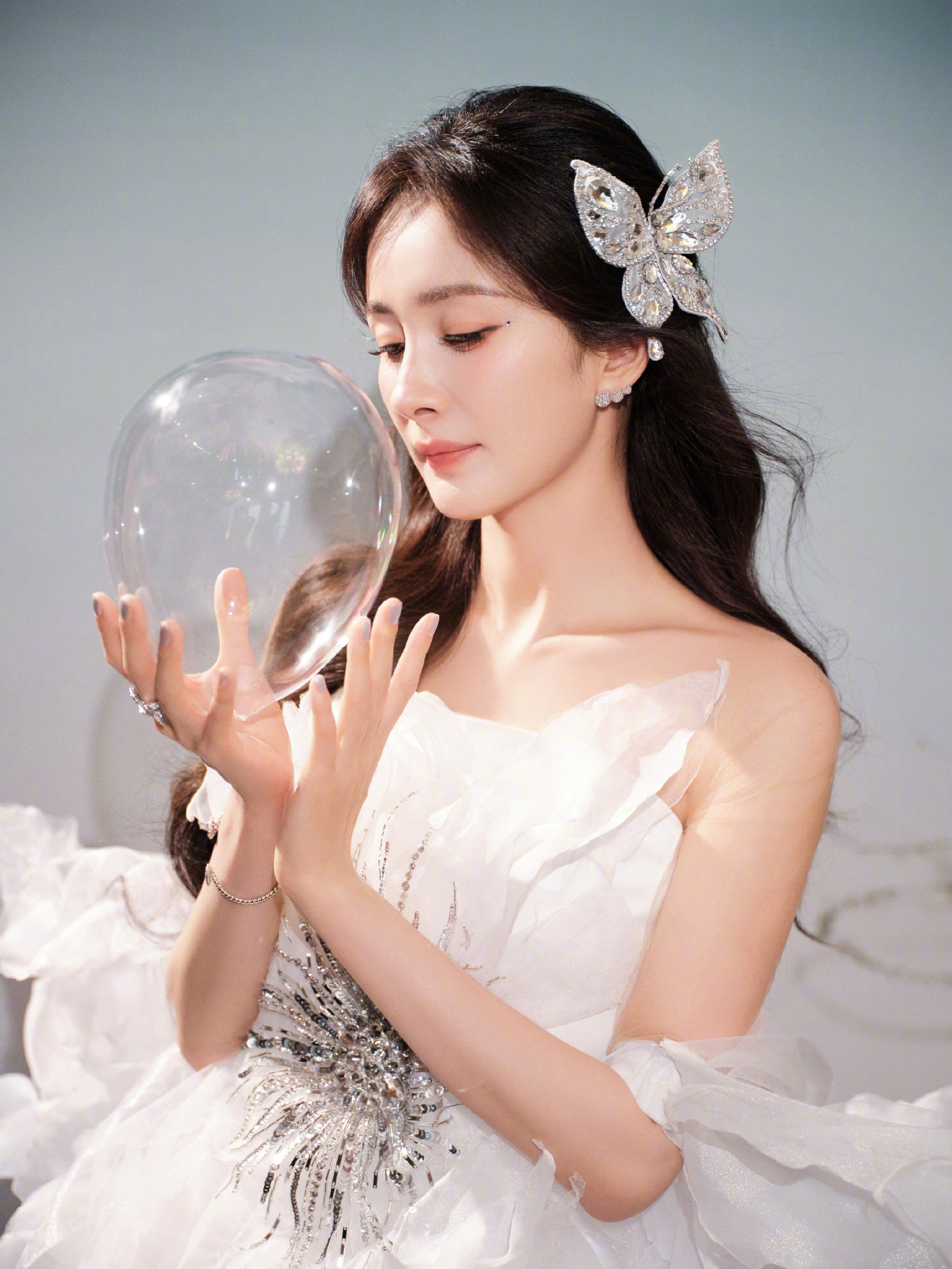002ZLx3Bly1hx4am4qqgpj63dc4hsb2f02.jpg 杨幂跨年演唱会/壹号娱乐